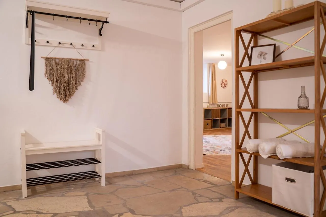 Ferienwohnung dreamcation - Ehemaliges Pfarrhaus, 3D-Tour, NETFLIX, Terrasse, BBQ, Küche, 130qm Kelheim Apartment